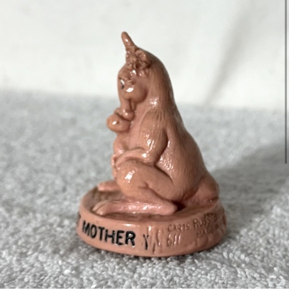 Vintage 1975 Russ Berrie Worlds Best Mother Kangaroo Figurine - Picture 2 of 11